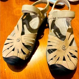 Keen women’s sandals size 9.5 GUC